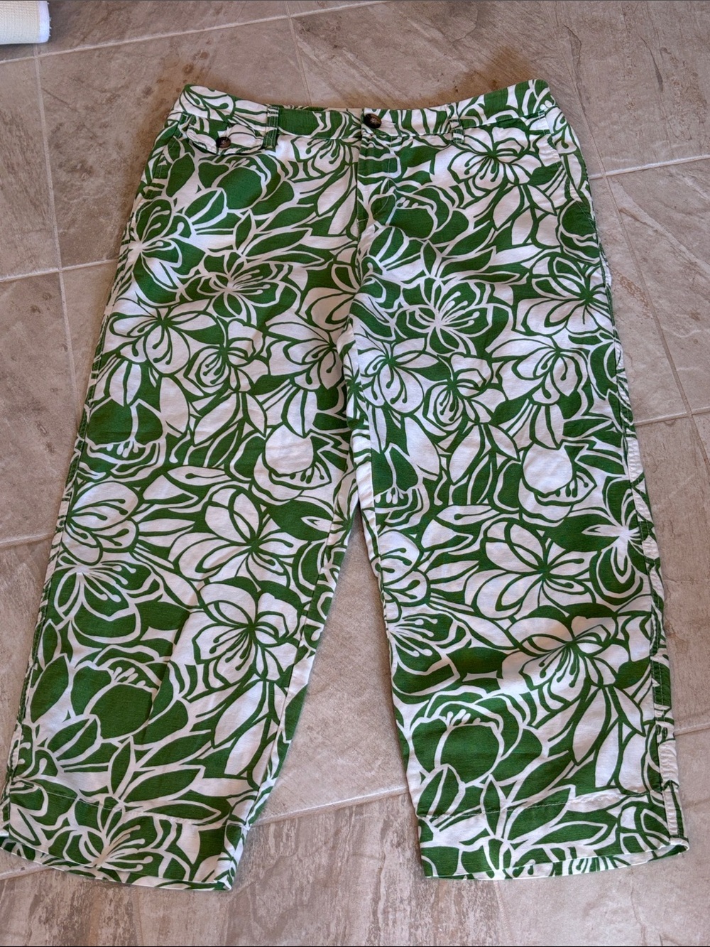 Liz Claiborne Green Floral Print Capri Pants